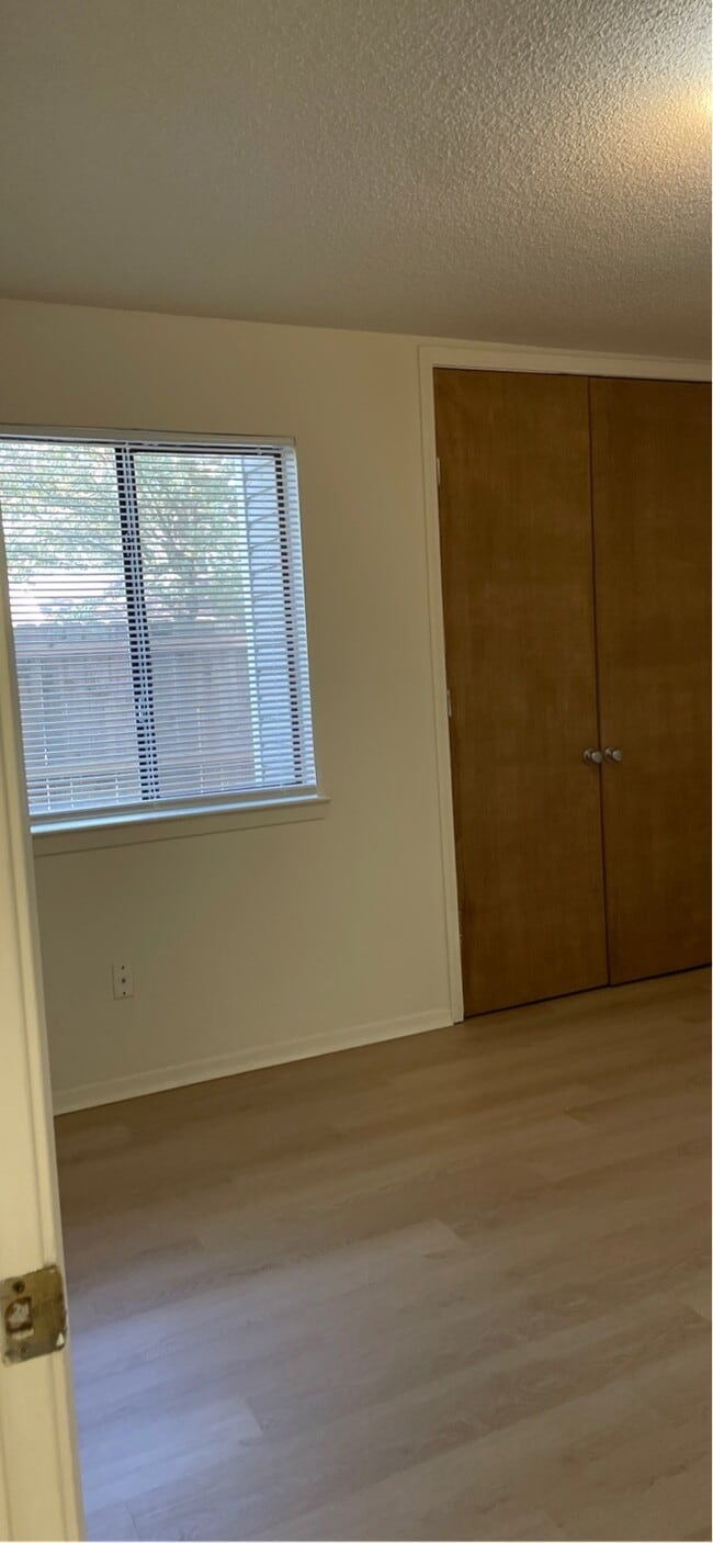 Photo - 401 Shadow Oaks Dr