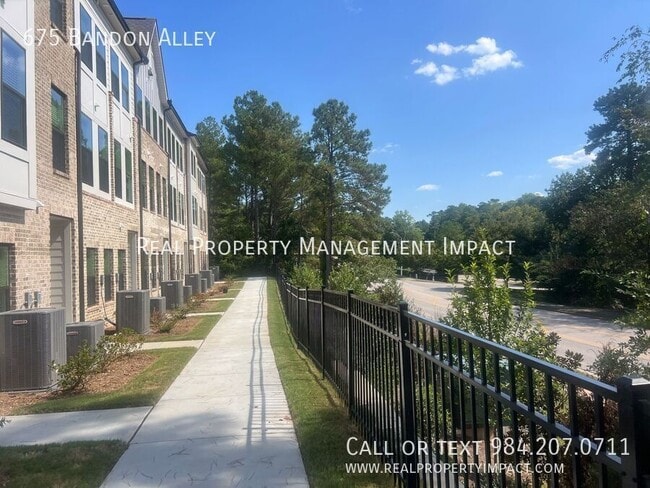 Photo - 675 Bandon Aly