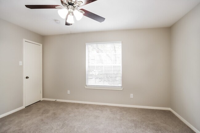 Building Photo - 6923 Echo Pines Dr