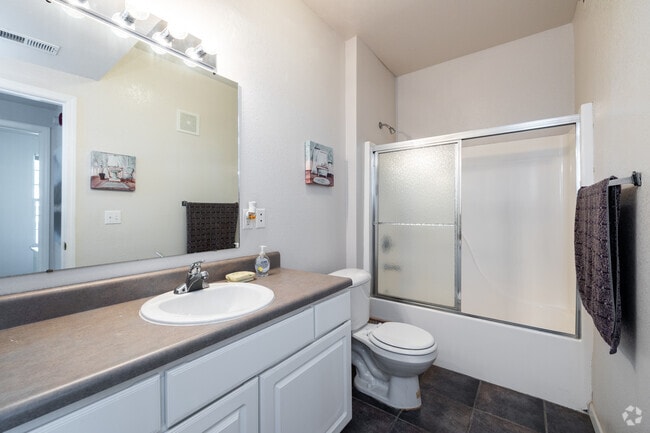 1BR, 1BA - 785SF - Bathroom