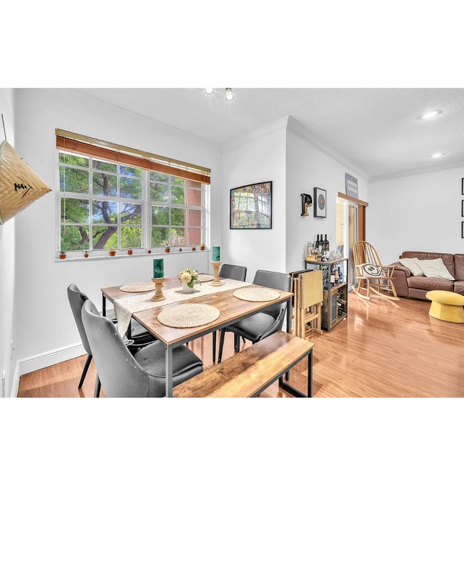 Dining area - 11650 SW 2nd St Unit 303