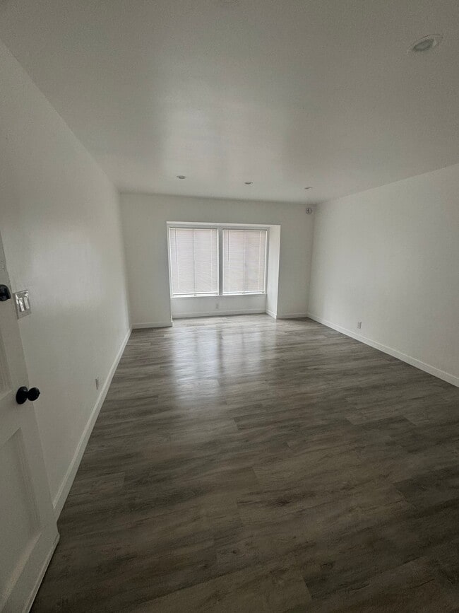 Building Photo - 311 S Ave 59 Unit 1