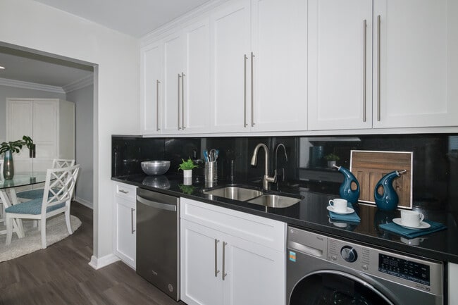 Building Photo - Fairfield Maples at Bay Shore Rental