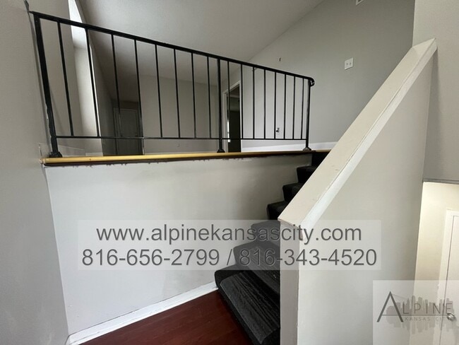 NE 4 Bedroom Duplex, Garage