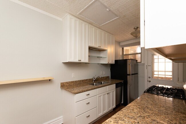 Photo - 547.5 W Surf St Unidad N4