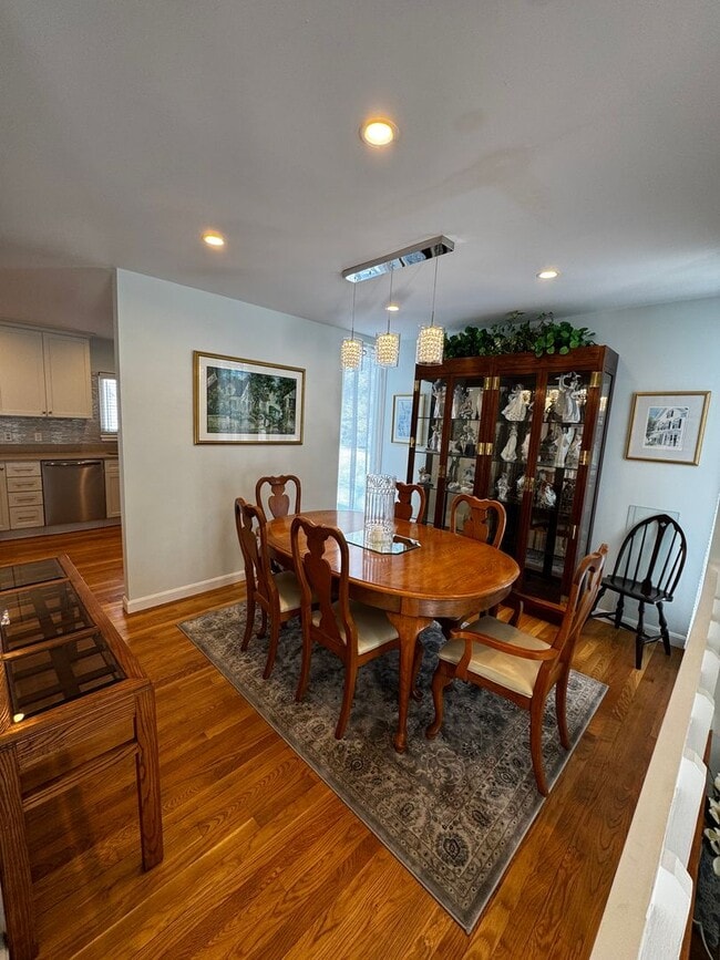 Photo - Well maintained and updated townhouse for lease in sought after Chelmsford Village