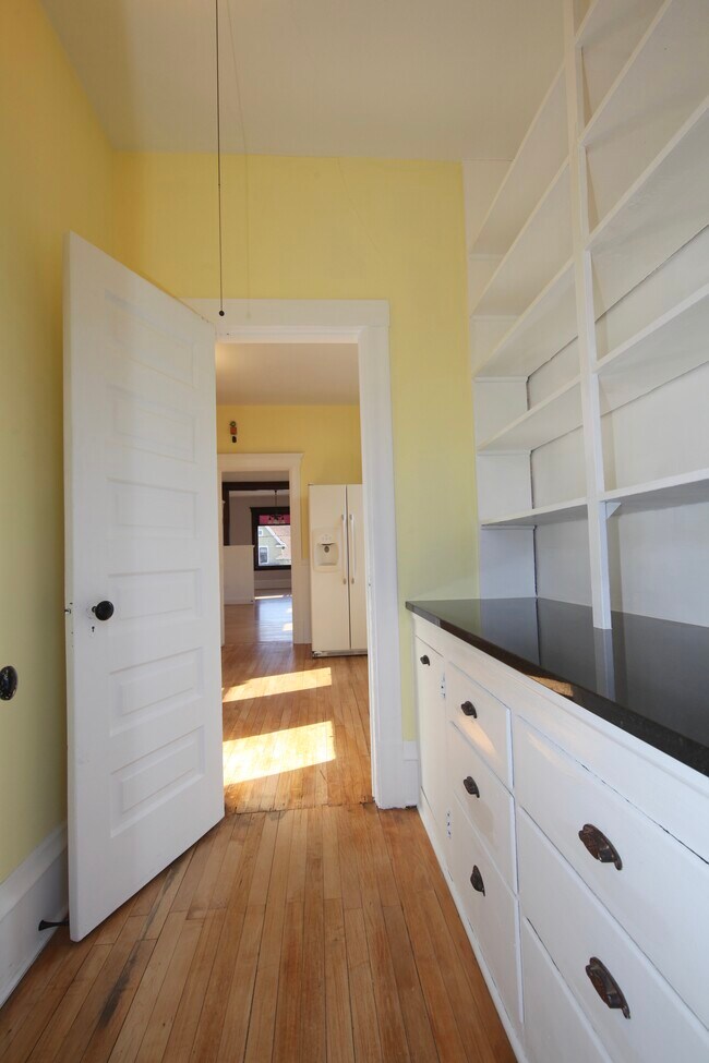 Despensa grande - 1334 Monroe St NE Unidad 2