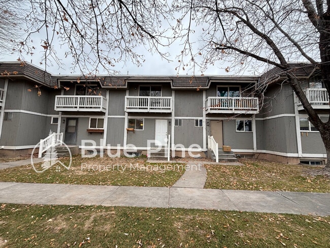 Building Photo - 1464 Falcon Dr