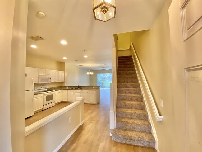 Photo - 909 Hampton Cir