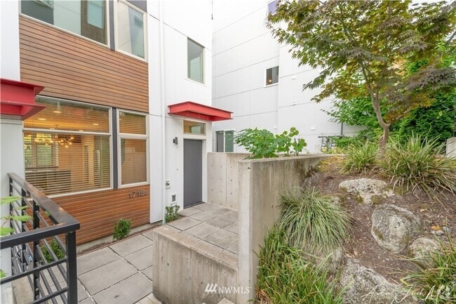 Building Photo - 3Bd/2.5Ba Seattle Townhome