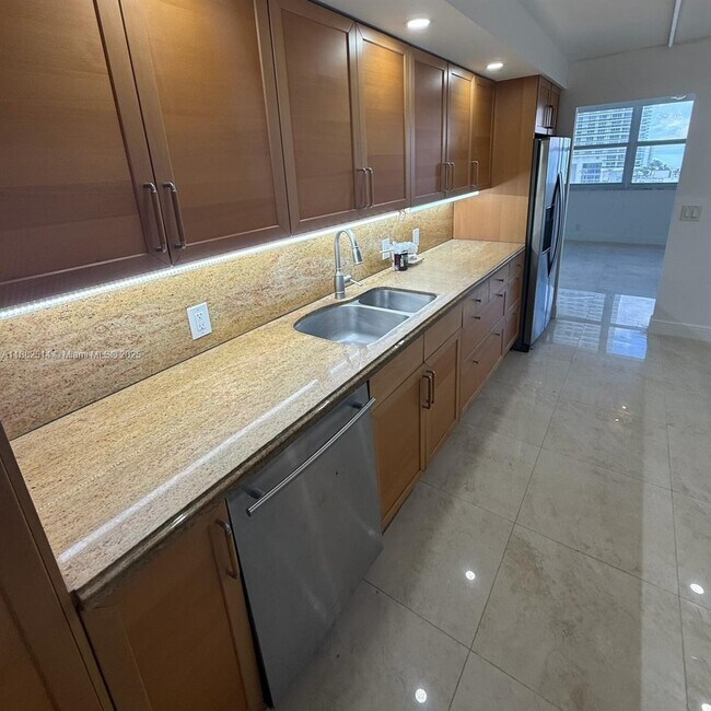 Photo - 1890 S Ocean Dr Unidad 1402