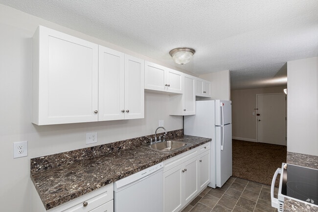11 BD, 1 BA (630sqft) - Dining/Kitchen
