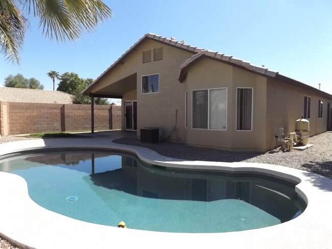 Building Photo - AVAILABLE NOW WITH A PRIVATE POOL IN GREAT GILBERT LOCATION!!!!