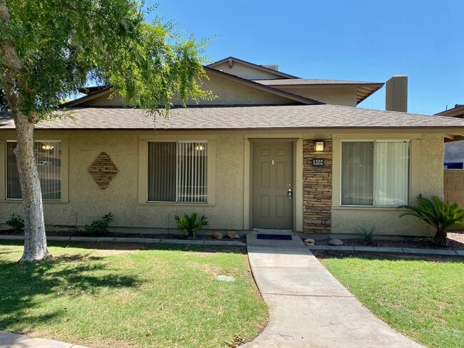 Building Photo - 3 Bedroom 2 Bathroom in Scottsdale Rental