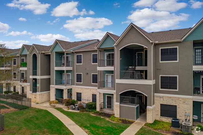 Building Photo - Summit at Salado Creek