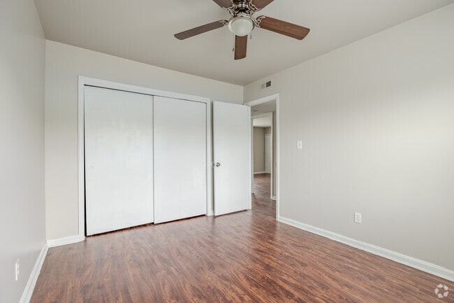 2BR, 2BA - 1000SF