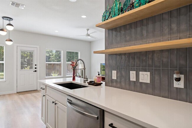 Photo - 3413 Blumie St