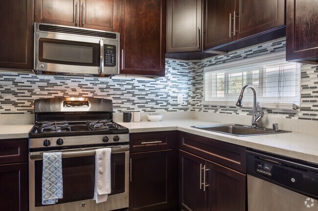 2BR, 2BA - 950 SqFt