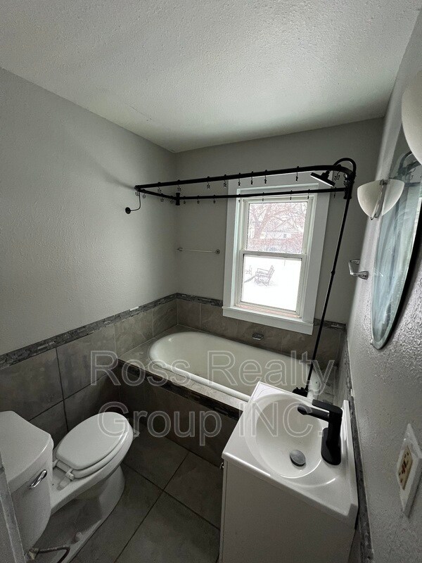 Photo - 1040 Campbell St