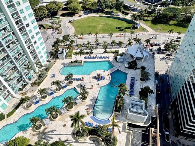 Photo - 253 NE 2nd St Unidad 2409