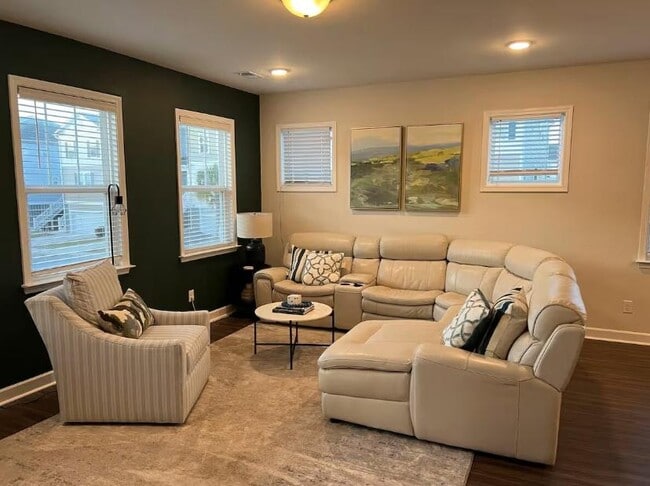 Photo - 301 Lanyard St