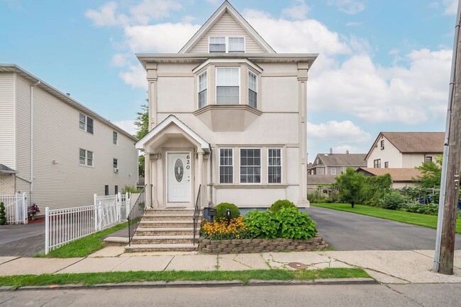 Building Photo - 620 McGillvray Pl Unit 1