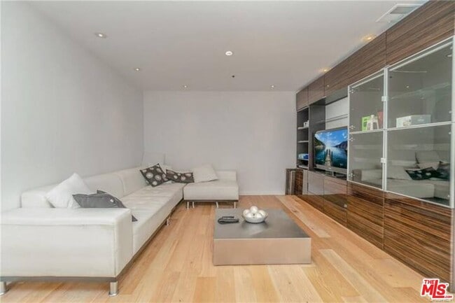 Photo - 121 S Hope St Unidad 505