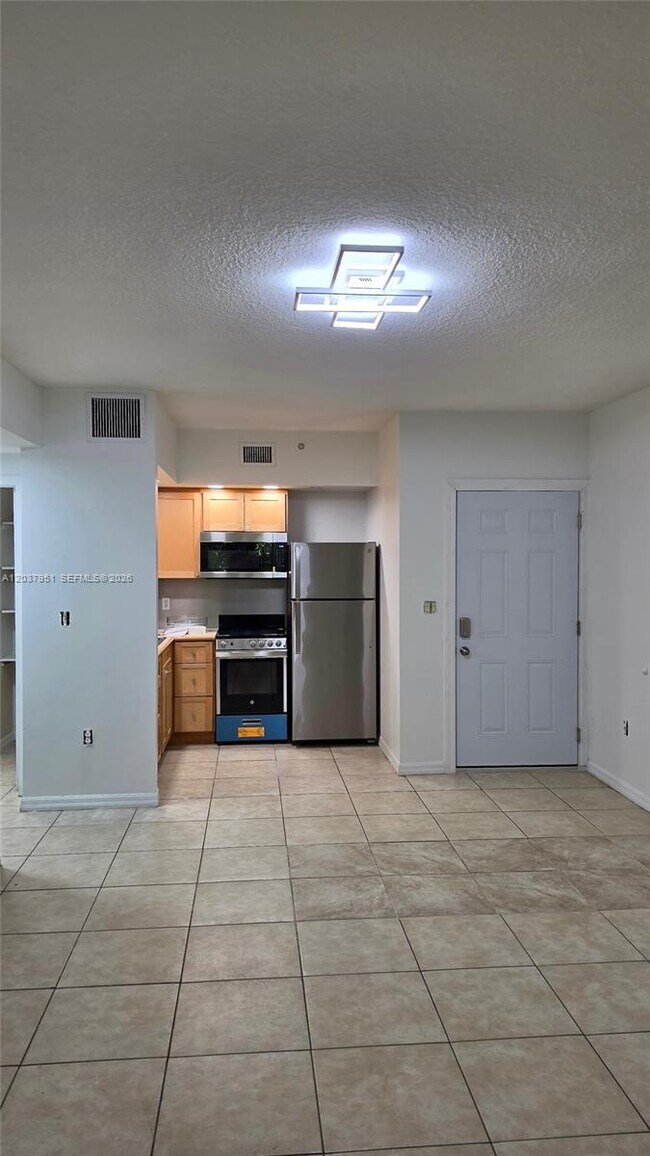 Building Photo - 2630 SW 28th St Unit 14