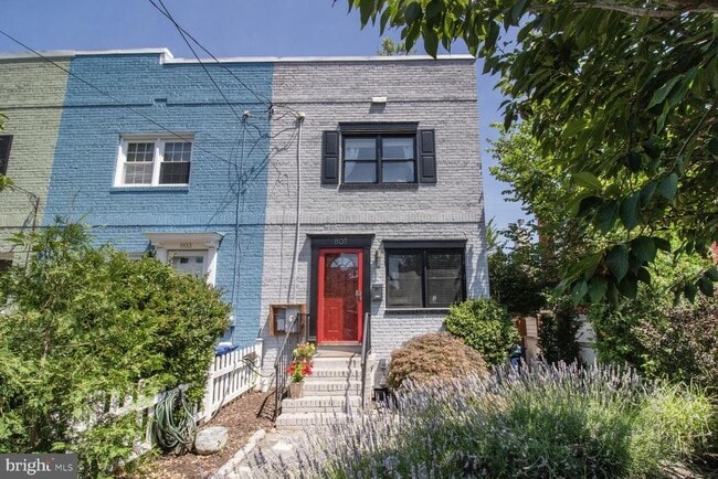 Photo - 801 Bernard St Townhome