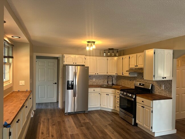 Building Photo - 1126 68th St Unit 1126 68th St lower