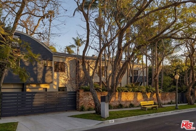 576 E Channel Rd