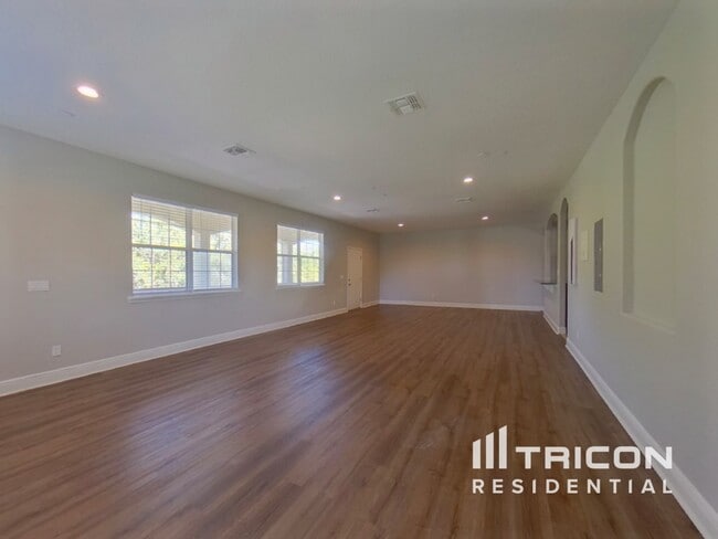 Photo - 606 Marigold Rd