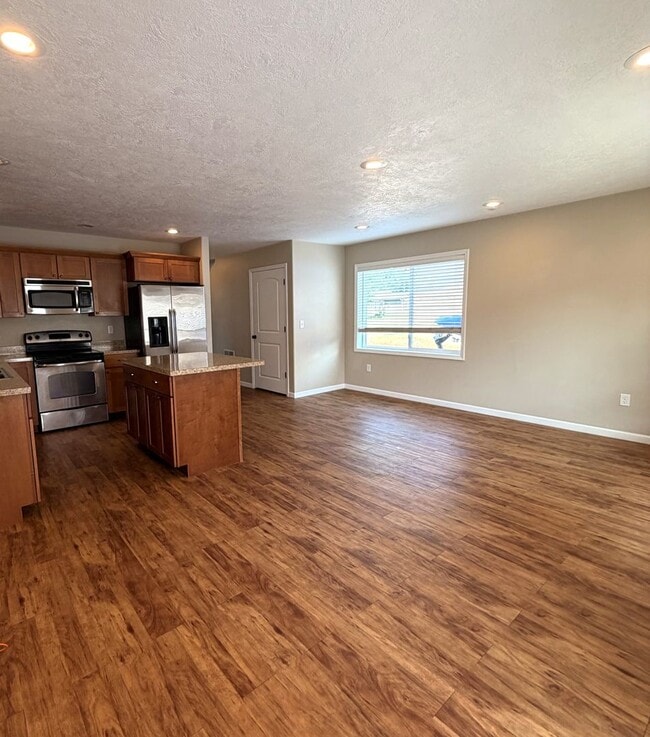 Photo - Spacious 3 Bedroom, 3 Full Bathroom Townhouse!!