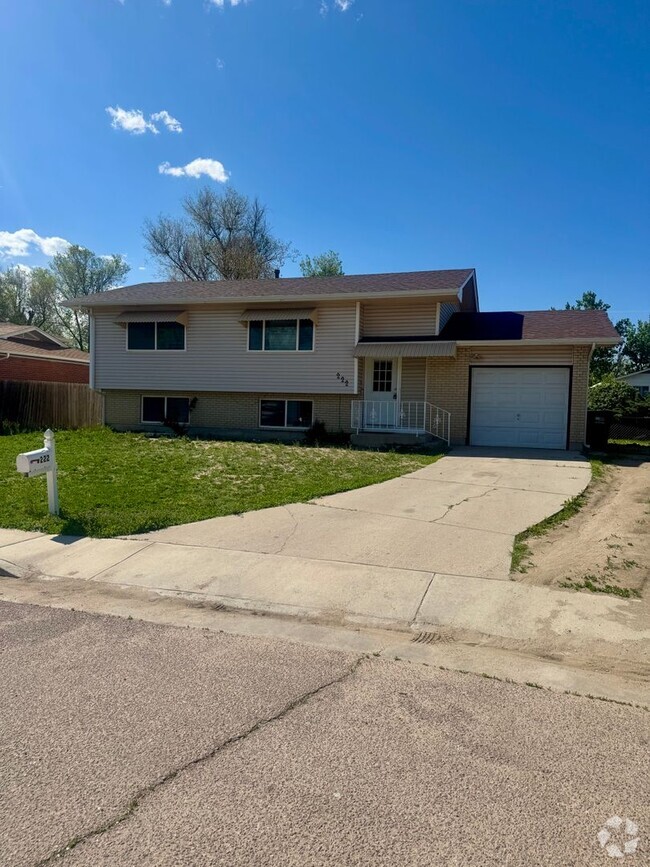 Building Photo - 4 Bedroom Split-Level in Widefield Rental
