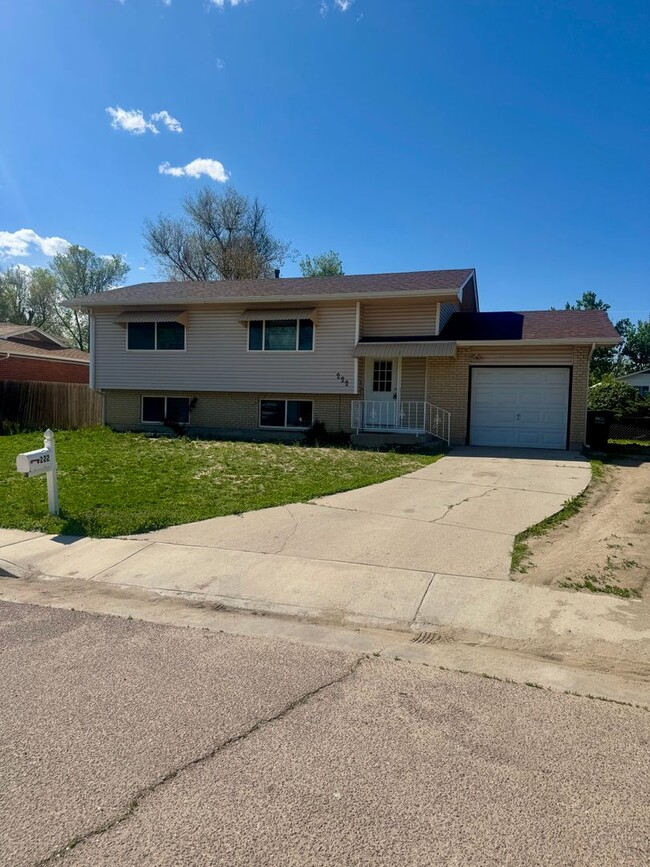 4 Bedroom Split-Level in Widefield - 4 Bedroom Split-Level in Widefield House