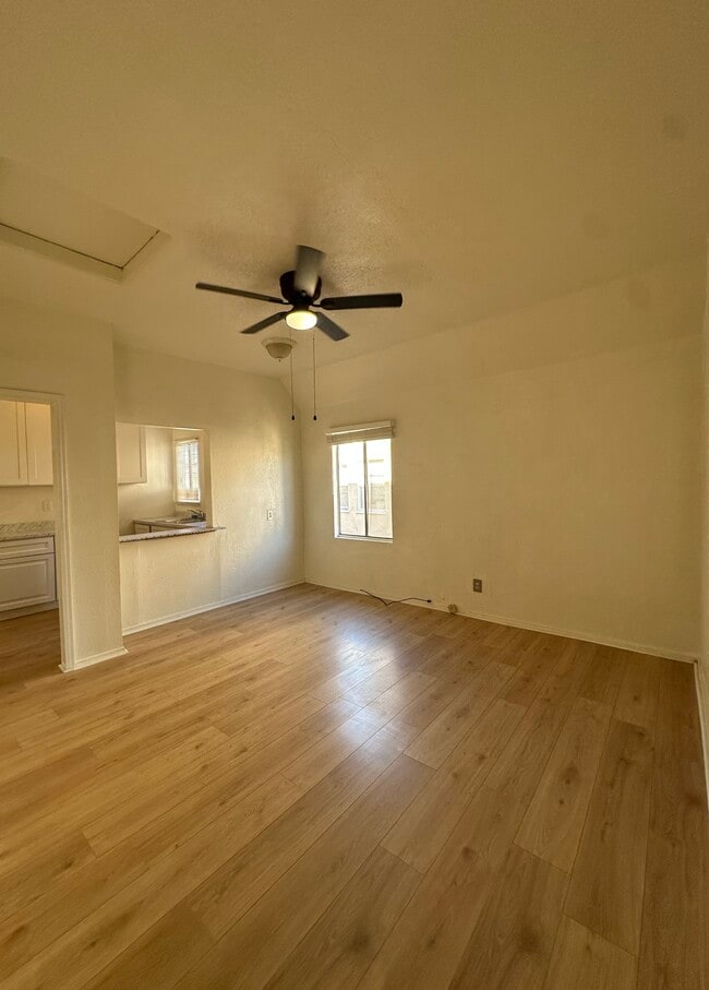 Building Photo - 1125 W 85th St Unit B