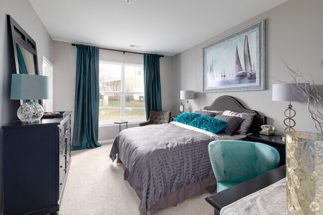 2BR, 2BA - 925SF