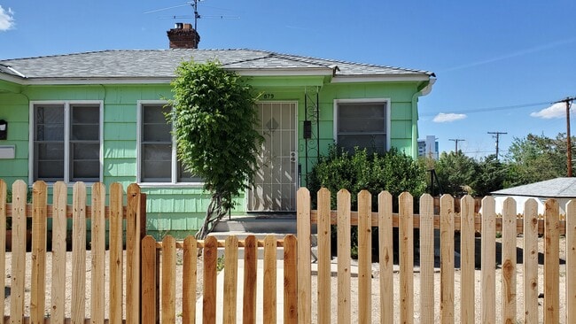 Photo - 849 Roberts St