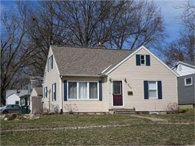 Building Photo - FOR RENT Spacious 4 Bed / 1 Bath Home on C...