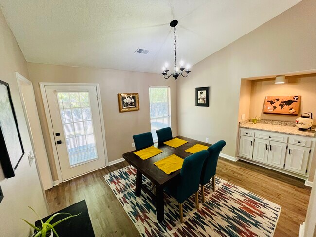 Photo - 428 Floyd Cir