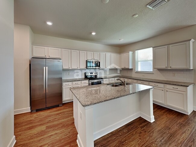 Photo - 2043 Pirie Pl