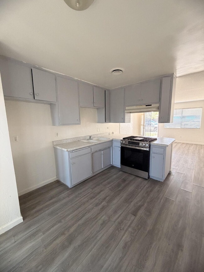 Charming 2 Bed / 1 Bath Tri-Plex Unit Available Now!