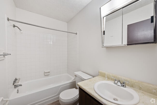1BR, 1BA - 448SF - Bathroom