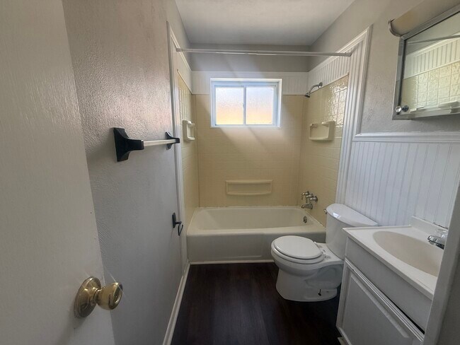 2235 1/2 Iroquois St Unit 2235 1/2 Iroquois St