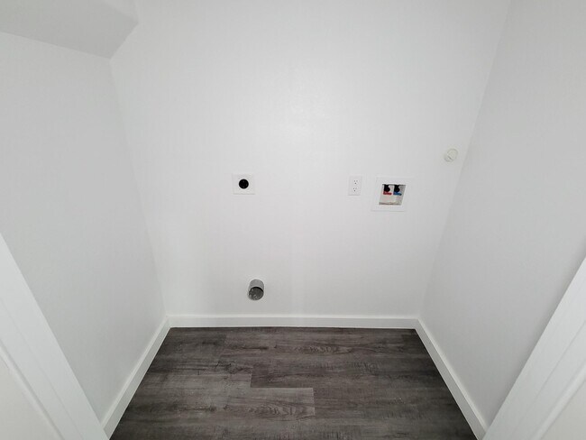 Building Photo - 8122 Sterlingshire St