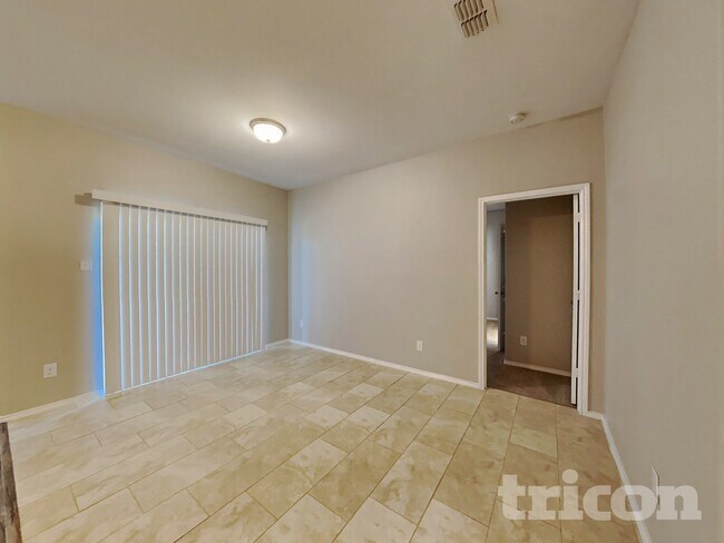 Photo - 215 Saddlebrook Ln