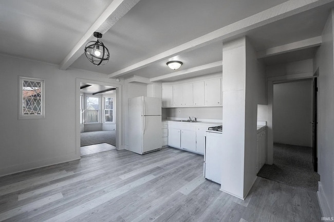 Building Photo - 3 bedroom available for immediate move i! Unit 1437 Oakland #1