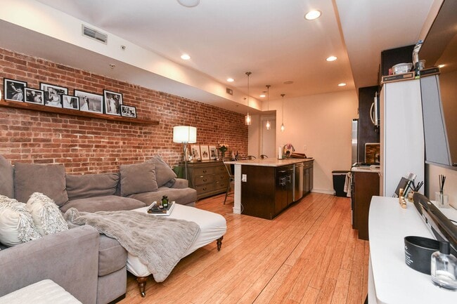 Building Photo - 812 Washington St Unit 1