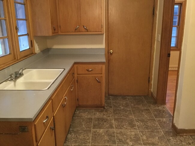 Building Photo - 2 Bedroom single family home W/ detached garage