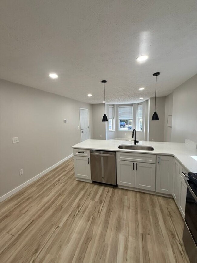 939 Chateau Ave Unit 1
